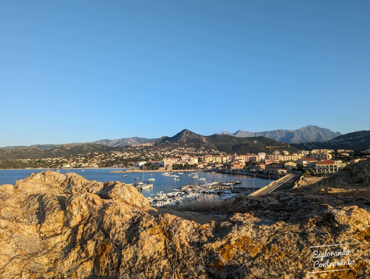 Vista sul villaggio di Ile Rousse al tramonto in Corsica