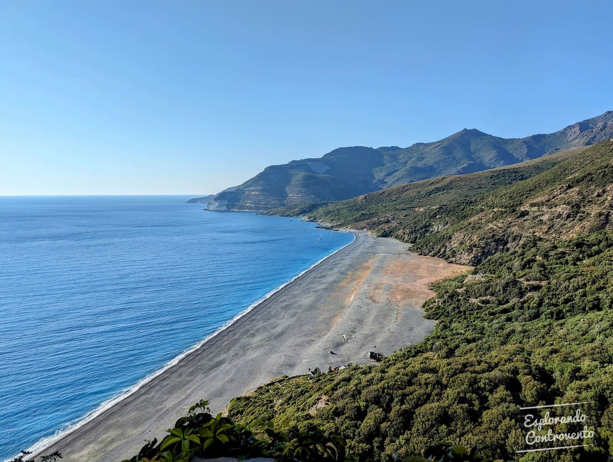 Bella veduta dall'alto della spiaggia di Nonza