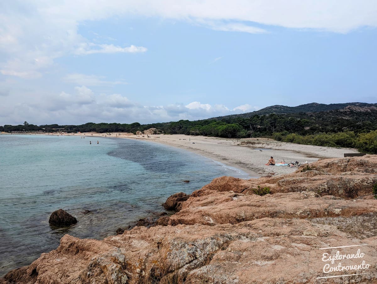 Veduta della spiaggia di Rondinara da uno scoglio