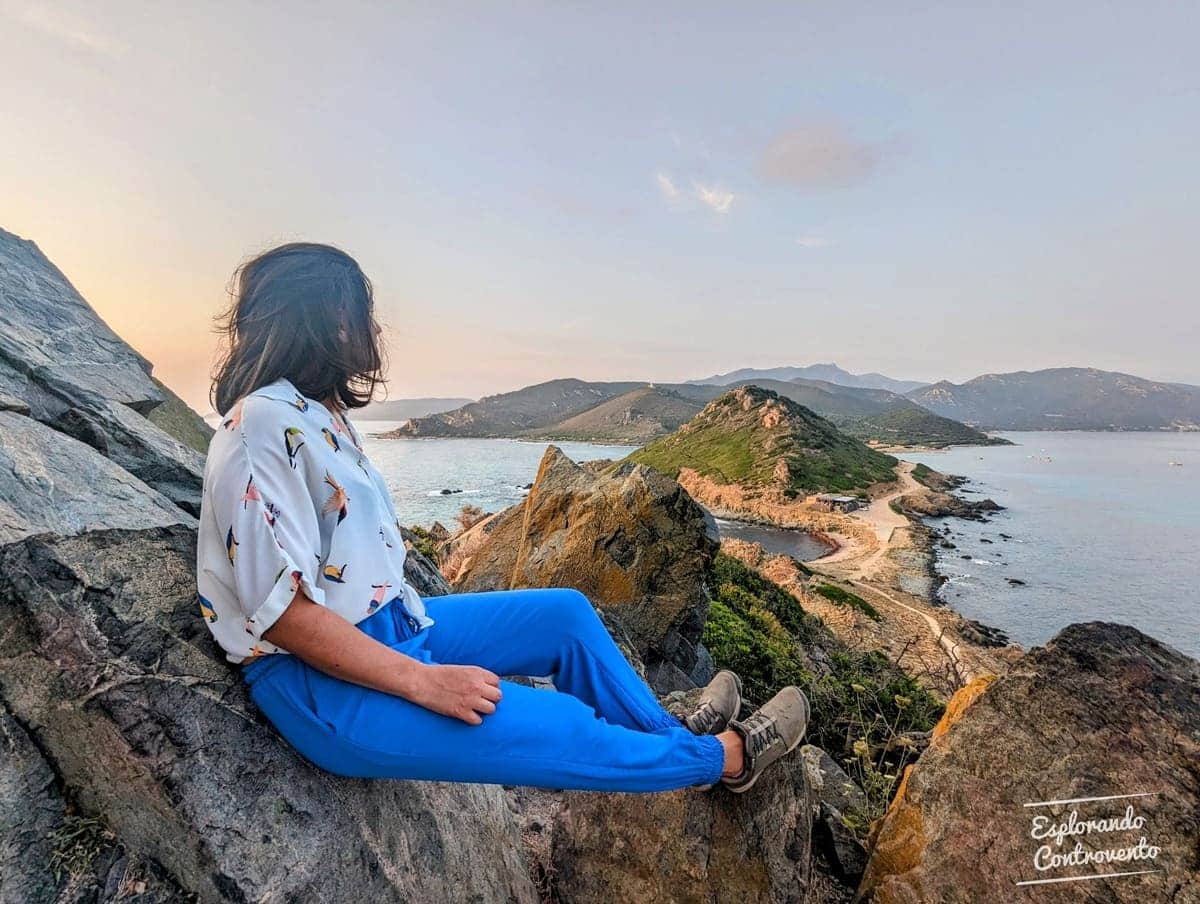 Bellissima vista dell'orizzonte con Isole Sanguinarie al tramonto
