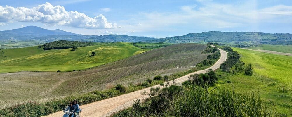 Toscana colline vespa esplorando controvento